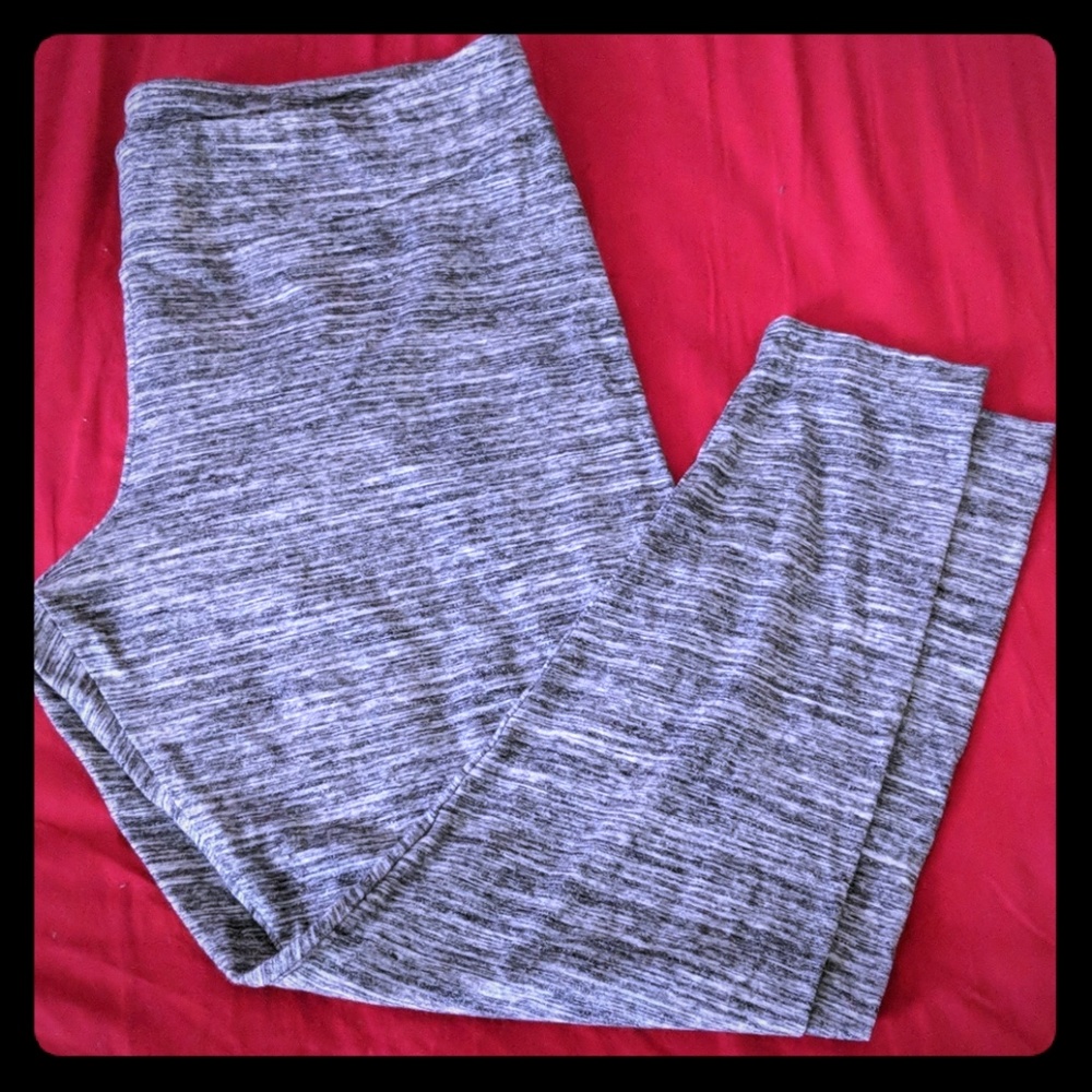 Mid-Rise Capri Leggings